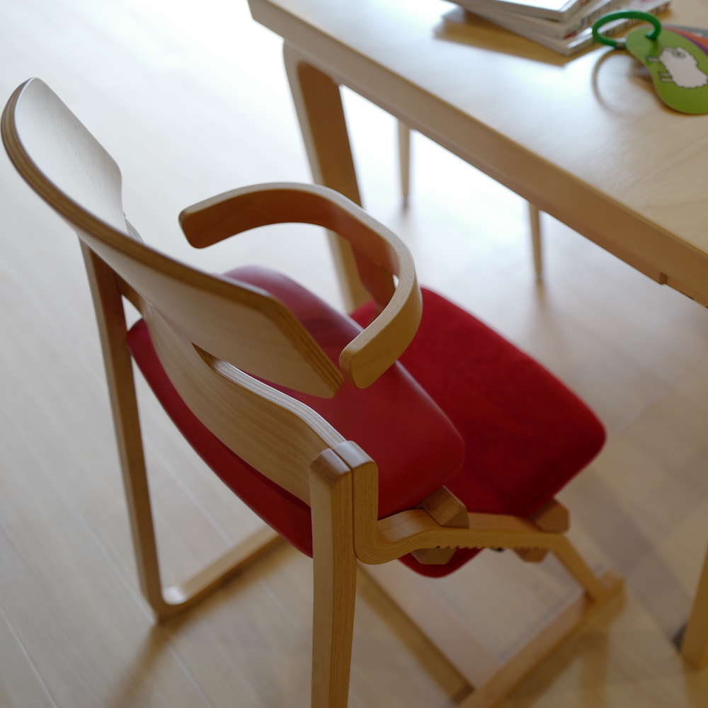 子供の姿勢を守る椅子 豊橋木工のアップライト - attract official site