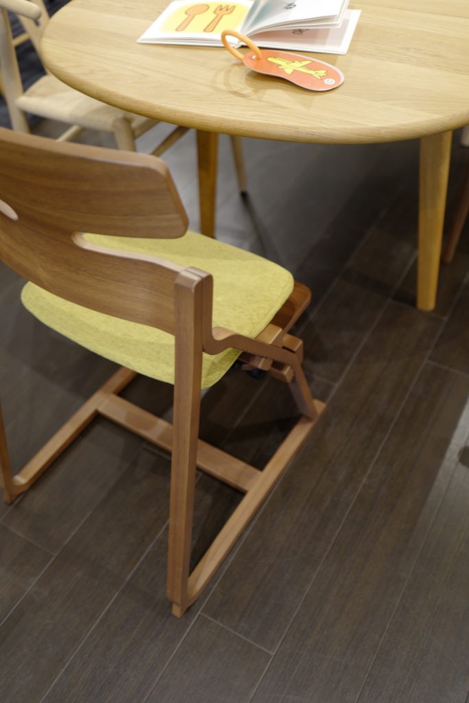 美品 豊橋木工 姿勢を守る椅子 アップライトチェア - ベビー家具/寝具